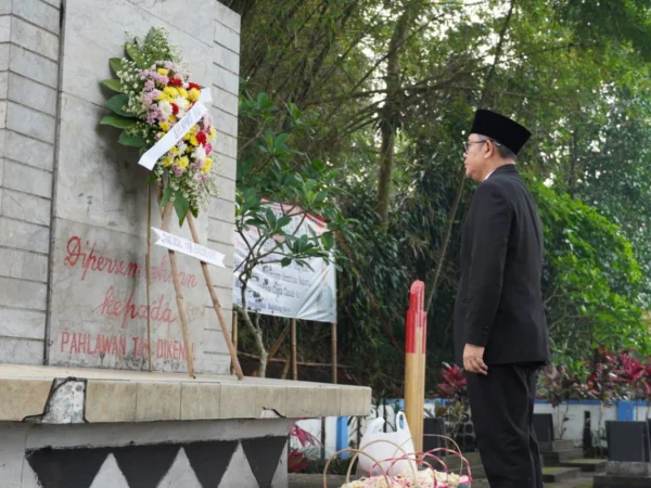 Pj Bupati Bandung Barat, Ade Zakir saat menyambangi Taman Makam Pahlawan (TMP) di Kecamatan Batujajar. Dok Prokompim KBB