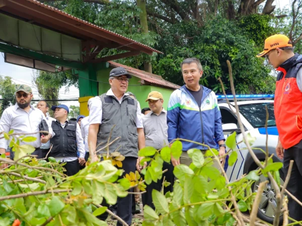 Pj Gubernur Jawa Barat, Bey Machmudin dan Pj Wali Kota Cimahi, Dicky Saromi saat Meninjau SDN Baros Mandiri 4 yang Rusak Tertimpa Pohon (Mong)