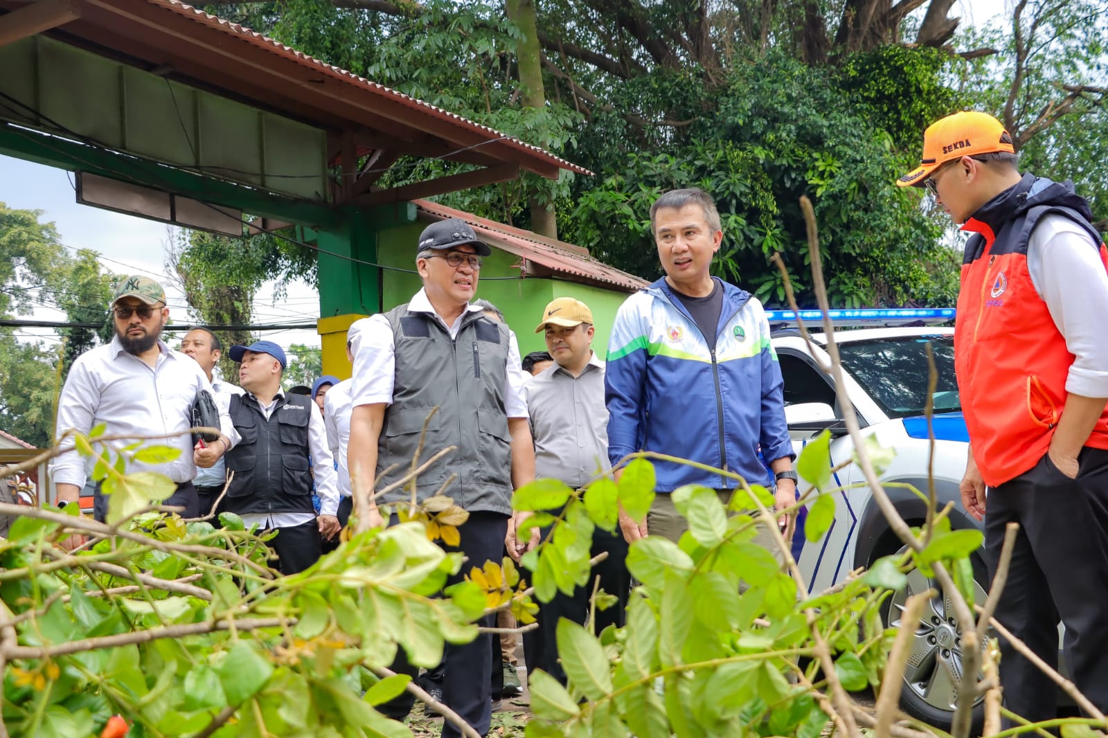 Pj Gubernur Jawa Barat, Bey Machmudin dan Pj Wali Kota Cimahi, Dicky Saromi saat Meninjau SDN Baros Mandiri 4 yang Rusak Tertimpa Pohon (Mong)