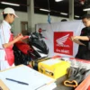 Seorang peserta siswa SMK TSM Astra Honda sedang melakukan troubleshooting dalam seleksi final regional Festival Vokasi Satu HATI di Jawa Barat. 