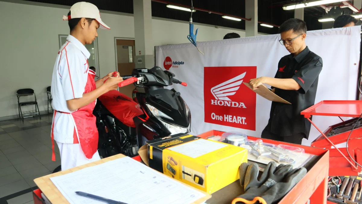 Seorang peserta siswa SMK TSM Astra Honda sedang melakukan troubleshooting dalam seleksi final regional Festival Vokasi Satu HATI di Jawa Barat. 