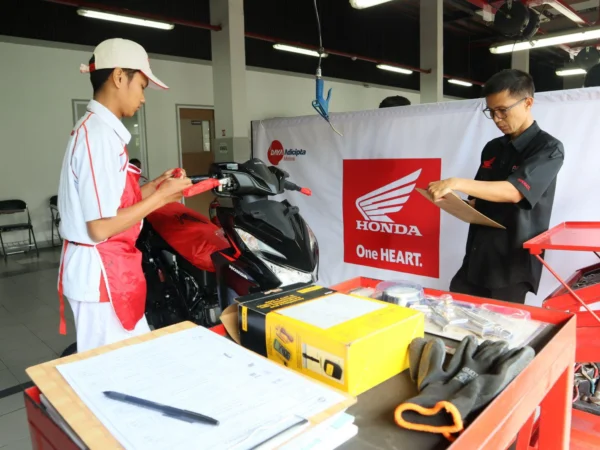 Seorang peserta siswa SMK TSM Astra Honda sedang melakukan troubleshooting dalam seleksi final regional Festival Vokasi Satu HATI di Jawa Barat. 