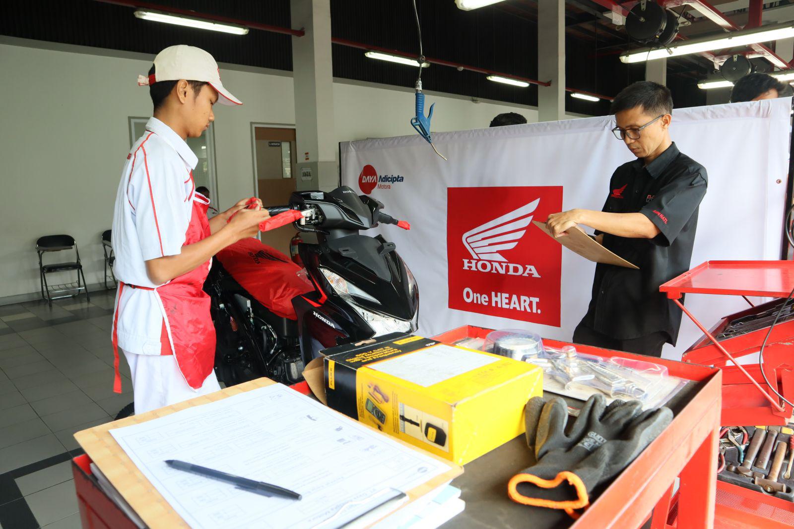 Seorang peserta siswa SMK TSM Astra Honda sedang melakukan troubleshooting dalam seleksi final regional Festival Vokasi Satu HATI di Jawa Barat. 