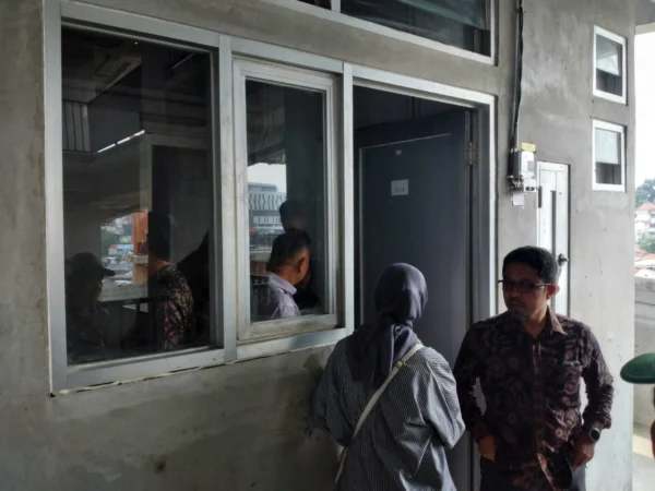 Pimpinan dan Anggota Komisi C DPRD Kota Bandung saat sidak di Rumah Deret Tamansari, Rabu (13/11).