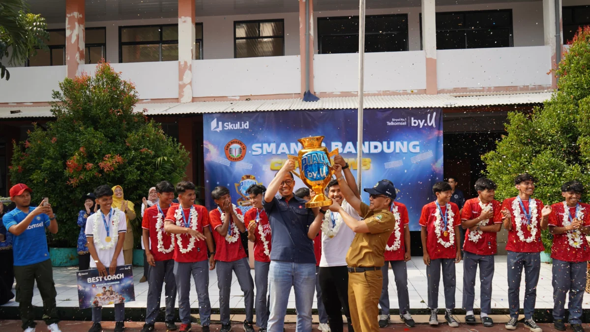 Beri Apresiasi Kepada Champion Piala by.U 2024, Telkomsel Bagikan 1.000 Voucher by.U ke seluruh siswa SMAN 18 Bandung