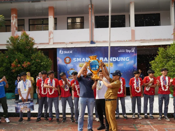 Beri Apresiasi Kepada Champion Piala by.U 2024, Telkomsel Bagikan 1.000 Voucher by.U ke seluruh siswa SMAN 18 Bandung