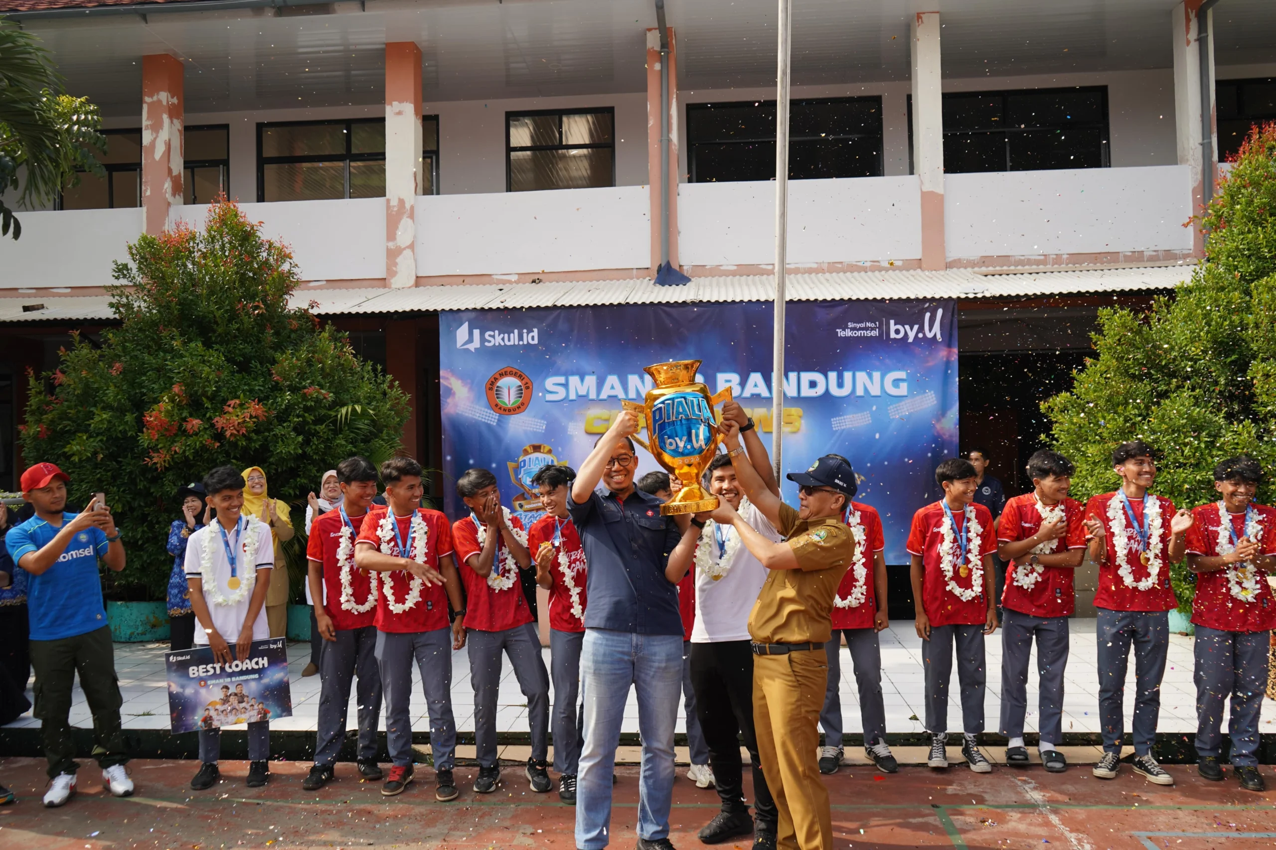 Beri Apresiasi Kepada Champion Piala by.U 2024, Telkomsel Bagikan 1.000 Voucher by.U ke seluruh siswa SMAN 18 Bandung