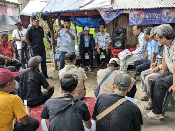 Paslon Badami (Bambang-Danial) saat menyerap aspirasi dari warga sekitar Terminal Kota Banjar baru-baru ini. Paslon nomor urut 4 dalam Pilkada Banjar ini menawarkan 10 program unggulan untuk Kota Banjar lebih baik. (Cecep Herdi/Jabar Ekspres)