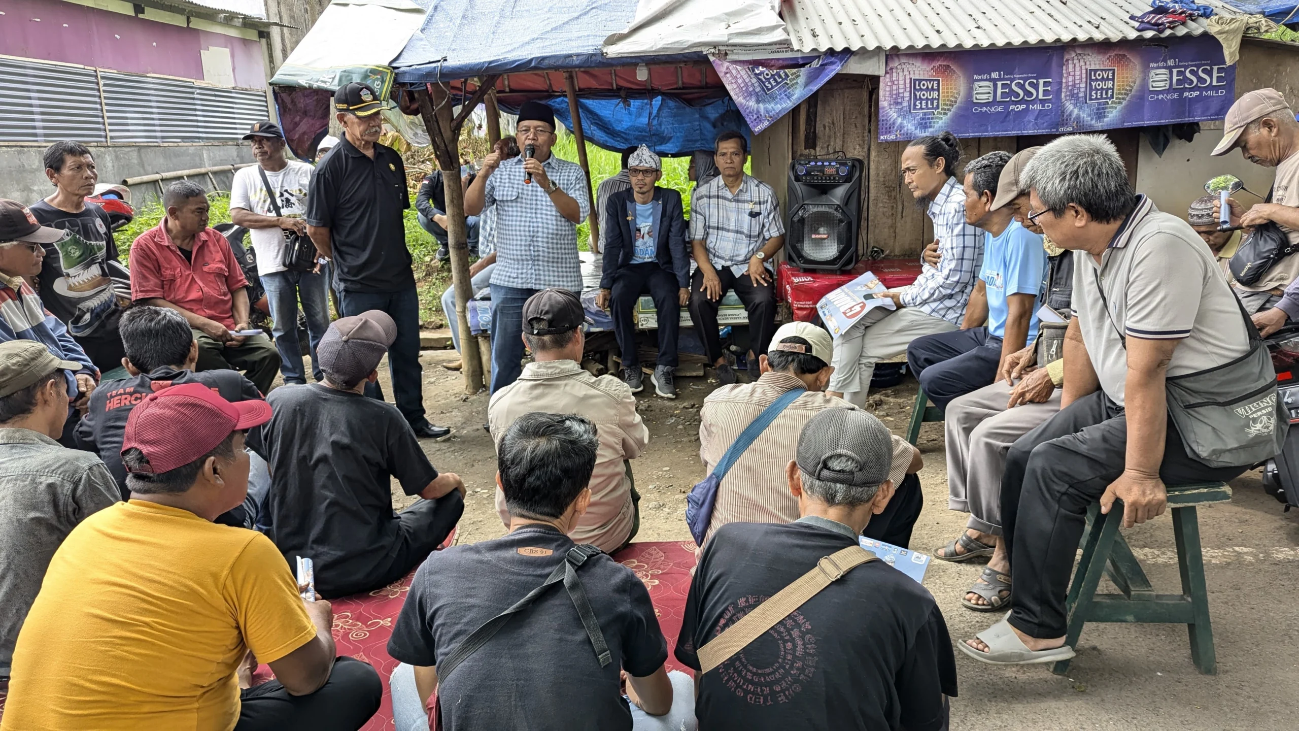 Paslon Badami (Bambang-Danial) saat menyerap aspirasi dari warga sekitar Terminal Kota Banjar baru-baru ini. Paslon nomor urut 4 dalam Pilkada Banjar ini menawarkan 10 program unggulan untuk Kota Banjar lebih baik. (Cecep Herdi/Jabar Ekspres)