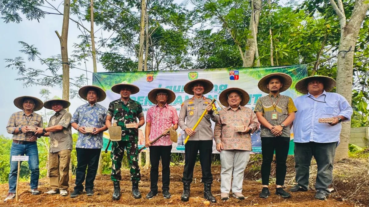 Kapolresta Bogor Kota, Kombes Pol Bismo Teguh Prakoso bersama jajaran Forkopimda Kota Bogor luncurkan program penanaman jagung di lahan non produktif, Kelurahan Rancamaya, Kecamatan Bogor Selatan, Jumat (15/11). (Yudha Prananda / Jabar Ekspres)