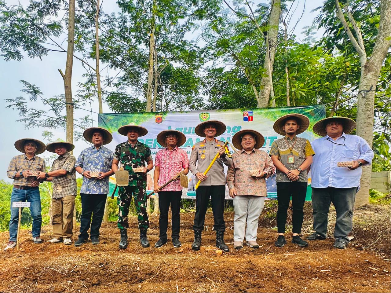 Kapolresta Bogor Kota, Kombes Pol Bismo Teguh Prakoso bersama jajaran Forkopimda Kota Bogor luncurkan program penanaman jagung di lahan non produktif, Kelurahan Rancamaya, Kecamatan Bogor Selatan, Jumat (15/11). (Yudha Prananda / Jabar Ekspres)