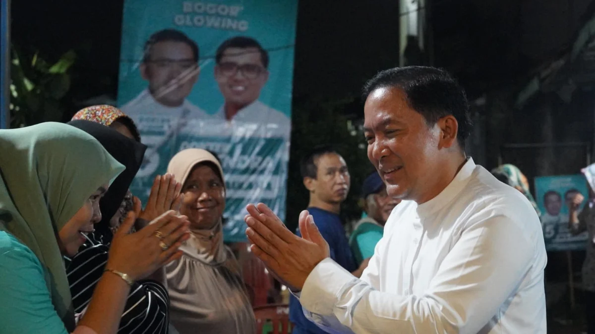 Calon Wali Kota Bogor nomor urut 5, Dokter Reyendra saat menyapa warga Sindangbarang, Kecamatan Bogor Barat. (Foto: Istimewa)