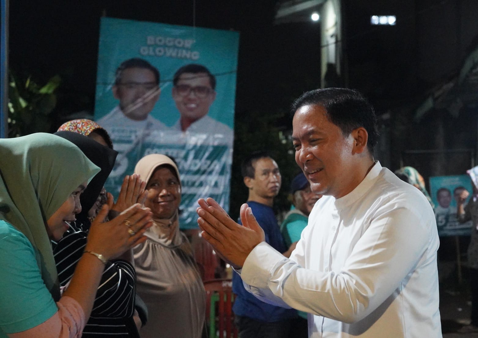 Calon Wali Kota Bogor nomor urut 5, Dokter Reyendra saat menyapa warga Sindangbarang, Kecamatan Bogor Barat. (Foto: Istimewa)