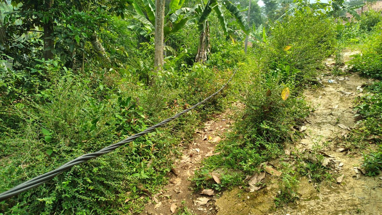 Kabel menjuntai menghalangi akses jalan di pemukiman warga Kampung Manirancang, Desa Nyalindung, Bandung Barat. Jumat (15/11/2024). Dok warga Nyalindung