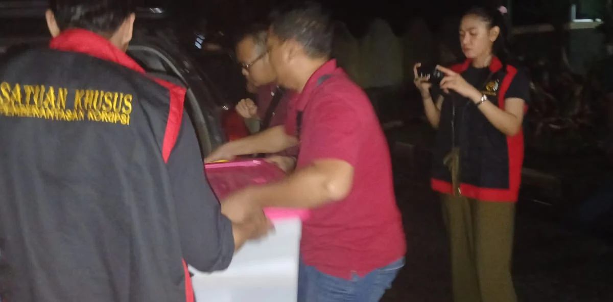 Tim Satuan Khusus Pemberantasan Korupsi Kejari Kota Cimahi saat Membawa Sejumlah Barang Bukti yang diamankan dari Kantor Satpol PP dan Damkar Kota Cimahi, Jumat (15/11/24) malam (mong)