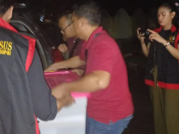 Tim Satuan Khusus Pemberantasan Korupsi Kejari Kota Cimahi saat Membawa Sejumlah Barang Bukti yang diamankan dari Kantor Satpol PP dan Damkar Kota Cimahi, Jumat (15/11/24) malam (mong)