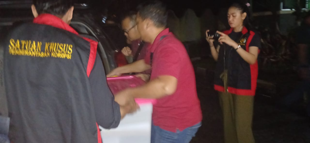 Tim Satuan Khusus Pemberantasan Korupsi Kejari Kota Cimahi saat Membawa Sejumlah Barang Bukti yang diamankan dari Kantor Satpol PP dan Damkar Kota Cimahi, Jumat (15/11/24) malam (mong)