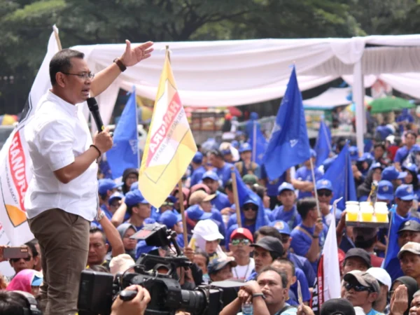 Cawalkot Arfi Rafnialdi saat berorasi dalam Kampanye Akbar di Lapangan Tegallega, Minggu (17/11).