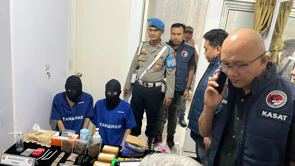 Jajaran Sat Narkoba Polres Cimahi saat Gerebeg Home Industri Tembakau Sintetis di Dago Atas Kota Bandung (mong)