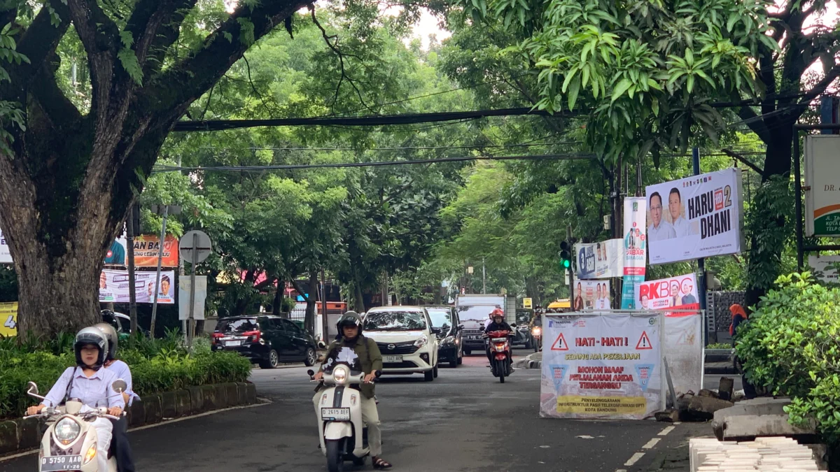 Potret proyek galian kabel yang kini banyak ditemukan di Kota Bandung (Sadam Husen / Jabar Ekspres)