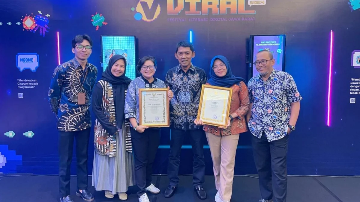 Jajaran Diskominfo Kota Bogor saat menerima dua penghargaan dalam festival Literasi Digital 2024. (Dok. Diskominfo Kota Bogor)