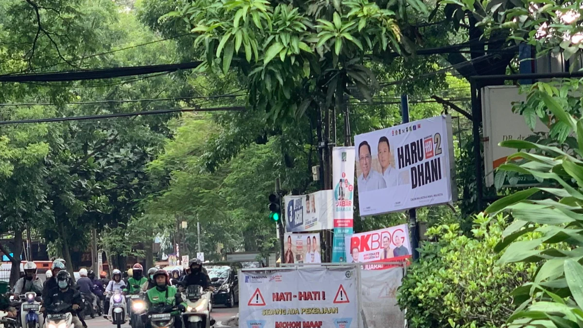 Proyek lubang galian kabel di Jalan Cendana, Kota Bandung. (Nizar/Jabar Ekspres)