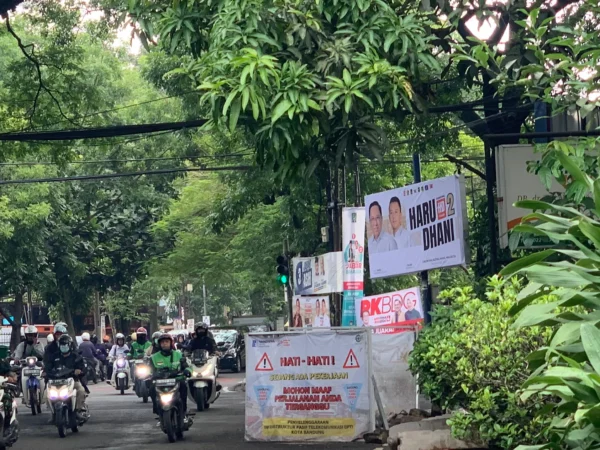 Proyek lubang galian kabel di Jalan Cendana, Kota Bandung. (Nizar/Jabar Ekspres)