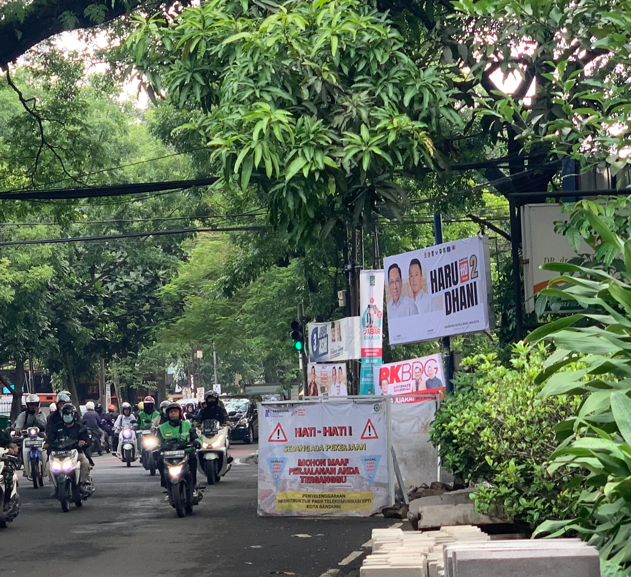 Proyek lubang galian kabel di Jalan Cendana, Kota Bandung. (Nizar/Jabar Ekspres)