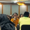 Pegiat dari Cahaya Inklusi Indonesia, Dudi Nurdin saat memaparkan keresahan bagi para calon pemimpin daerah jelang momen Pilkada Serentak 2024. (Nizar/Jabar Ekspres)