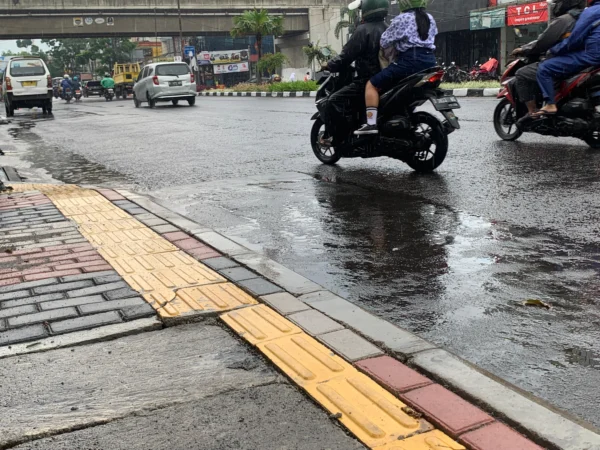 Baru direhabilitasi, terlihat banyak jalur pemandu bagi kaum disabilitas dalam kondisi retak. (Sadam Husen/JE)