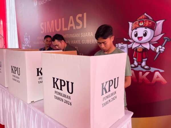 Dok. Petugas KPPS saat ikuti proses simulasi pemungutan suara untuk Pilkada serentak 2024. Foto. Uwit Jabar Ekspres.