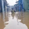 Warga saat melintasi banjir yang menggenang di Kampung Bojong Asih, Desa Dayeuhkolot, Kecamatan Dayeuhkolot, Kabupaten Bandung. Foto Istimewa