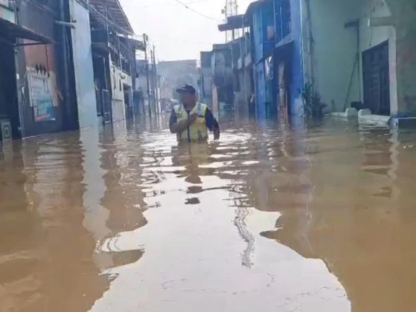 Warga saat melintasi banjir yang menggenang di Kampung Bojong Asih, Desa Dayeuhkolot, Kecamatan Dayeuhkolot, Kabupaten Bandung. Foto Istimewa