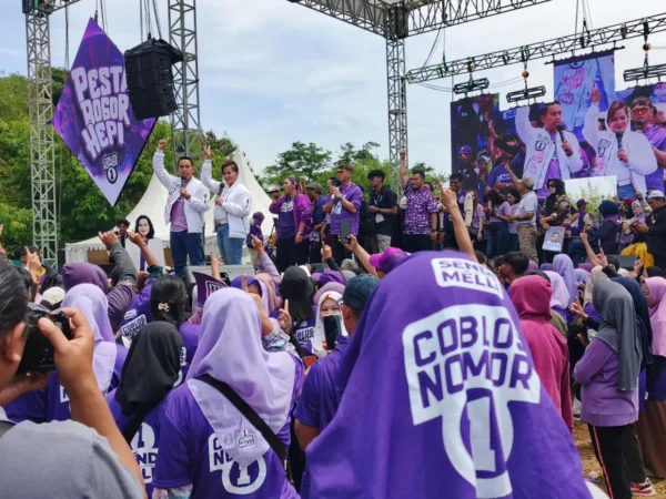 Pasangan Calon Nomor Urut 1, Sendi Fardiansyah dan Melli Darsa menggelar kampanye akbar di Lapangan Exit Tol Tanah Baru, Kecamatan Bogor Utara, Sabtu (23/11). (Yudha Prananda / Jabar Ekspres)