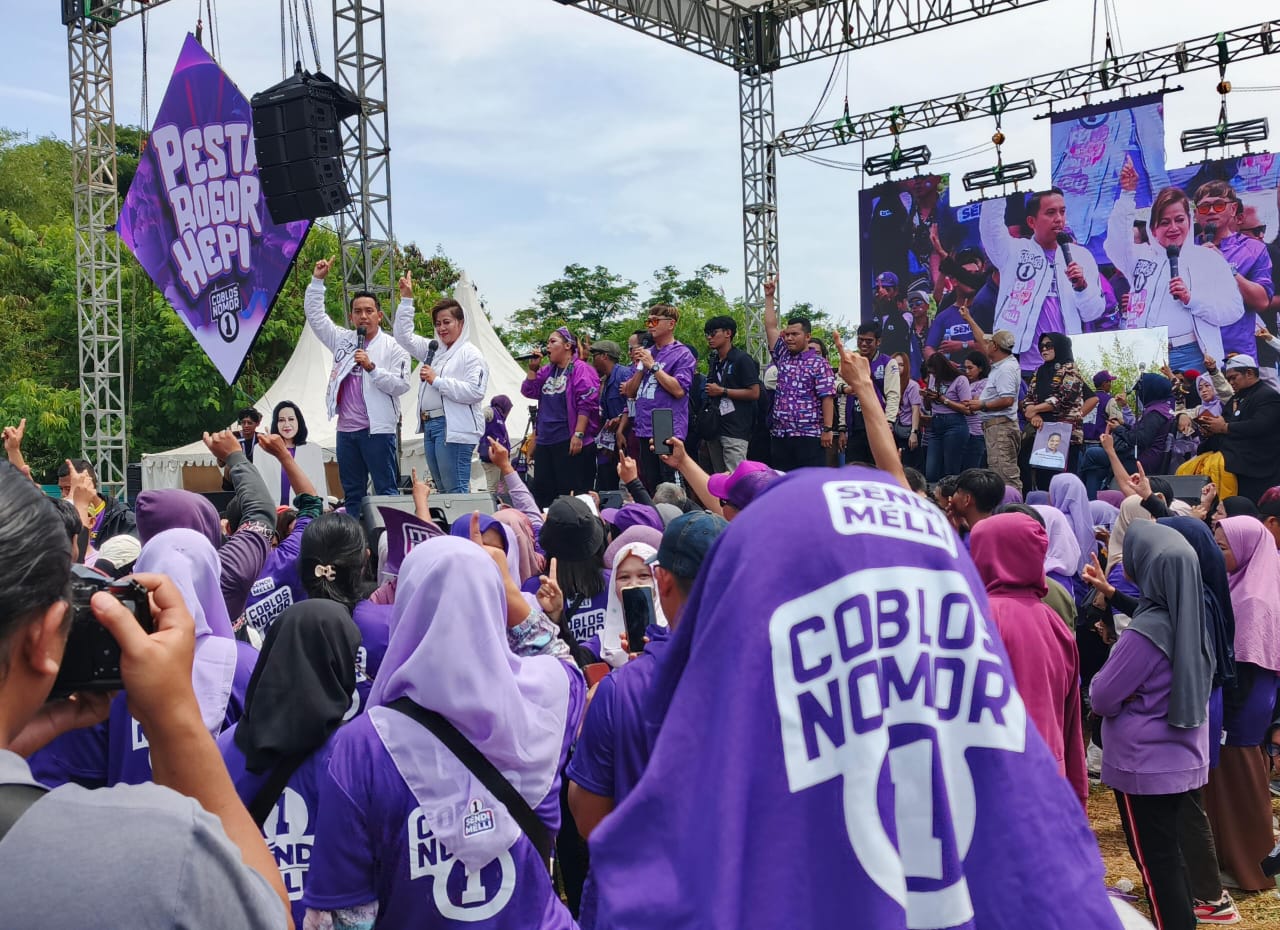 Pasangan Calon Nomor Urut 1, Sendi Fardiansyah dan Melli Darsa menggelar kampanye akbar di Lapangan Exit Tol Tanah Baru, Kecamatan Bogor Utara, Sabtu (23/11). (Yudha Prananda / Jabar Ekspres)