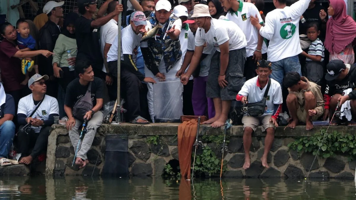 Cabup Bogor Rudy Susmanto Mancing Bersama Warga di Desa Pasir Jambu,