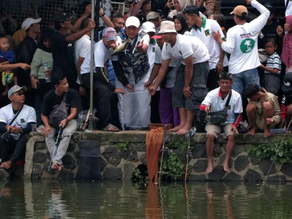 Cabup Bogor Rudy Susmanto Mancing Bersama Warga di Desa Pasir Jambu,