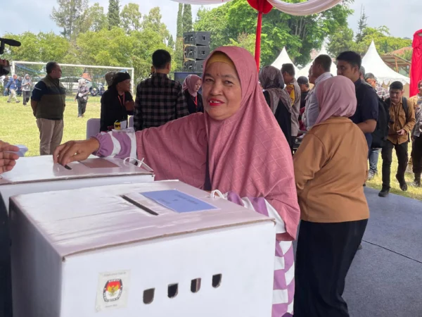 Masyarakat Bandung Barat saat menyalurkan hak pilihnya di Pilkada Serentak 2024. Rabu (27/11). Fok Jabar Ekspres