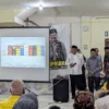 Calon Wakil Wali Kota dan Wakil Wali Kota Banjar H Sudarsono dan Supriana memantau hasil hitung cepat di Setgab pemenangan tim Masagi, di Kota Banjar, Rabu 27 November 2024. (Cecep Herdi/Jabar Ekspres)