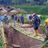 Warga gotong-royong bangun akses sementara akibat jembatan penghubung Desa Tarumajaya dengan Desa Cikembang, di wilayah Kecamatan Kertasari, Kabupaten Bandung ambruk.