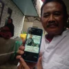 Sudrajat (53), ayah kandung dari Reihan saat menunjukkan foto terbaik mendiang anaknya di rumah duka, Kecamatan Pajajaran, Kelurahan Cicendo, Kota Bandung, pada Jumat (29/11) sore. (NIZAR/JABAR EKSPRES)