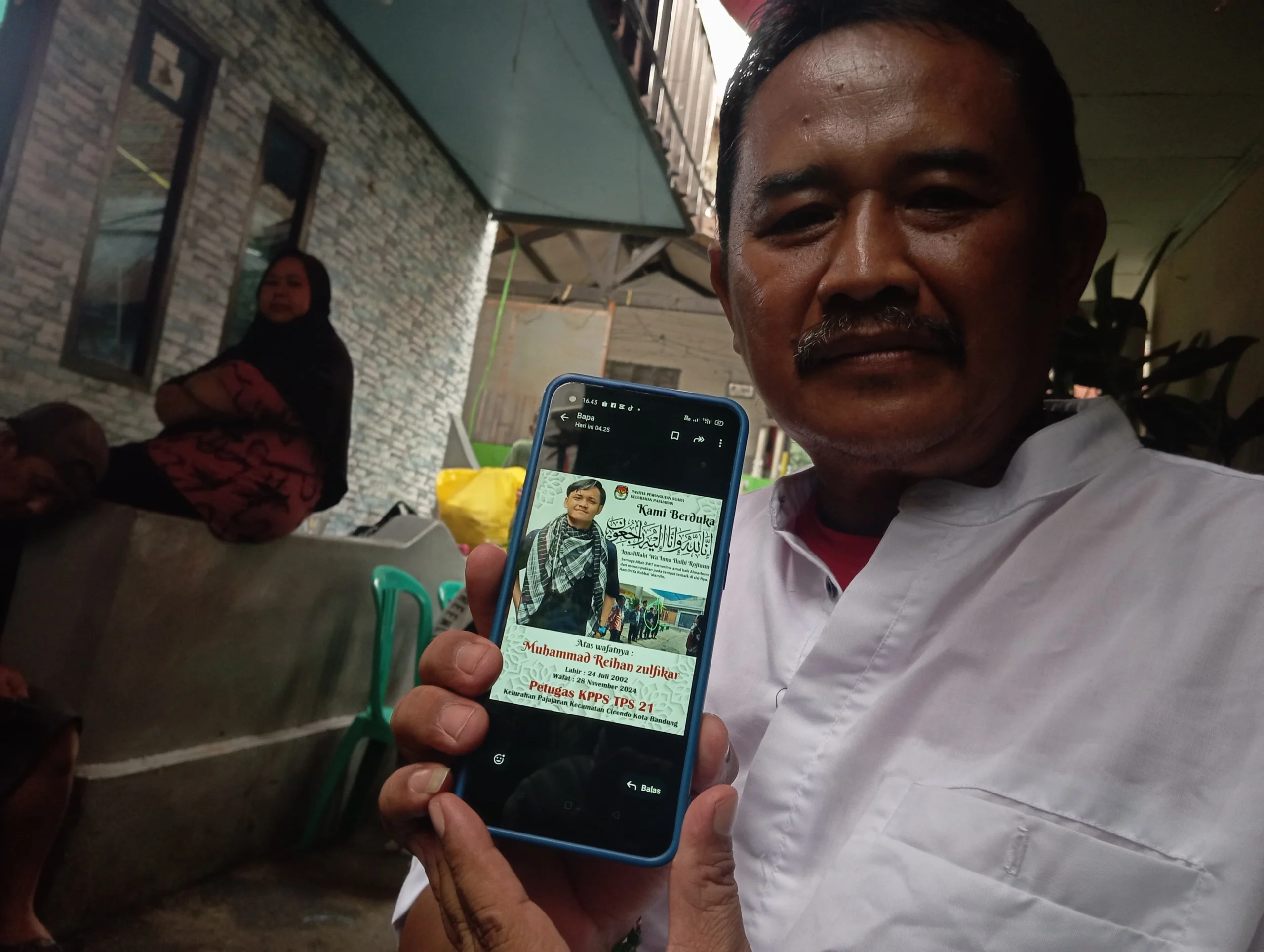 Sudrajat (53), ayah kandung dari Reihan saat menunjukkan foto terbaik mendiang anaknya di rumah duka, Kecamatan Pajajaran, Kelurahan Cicendo, Kota Bandung, pada Jumat (29/11) sore. (NIZAR/JABAR EKSPRES)