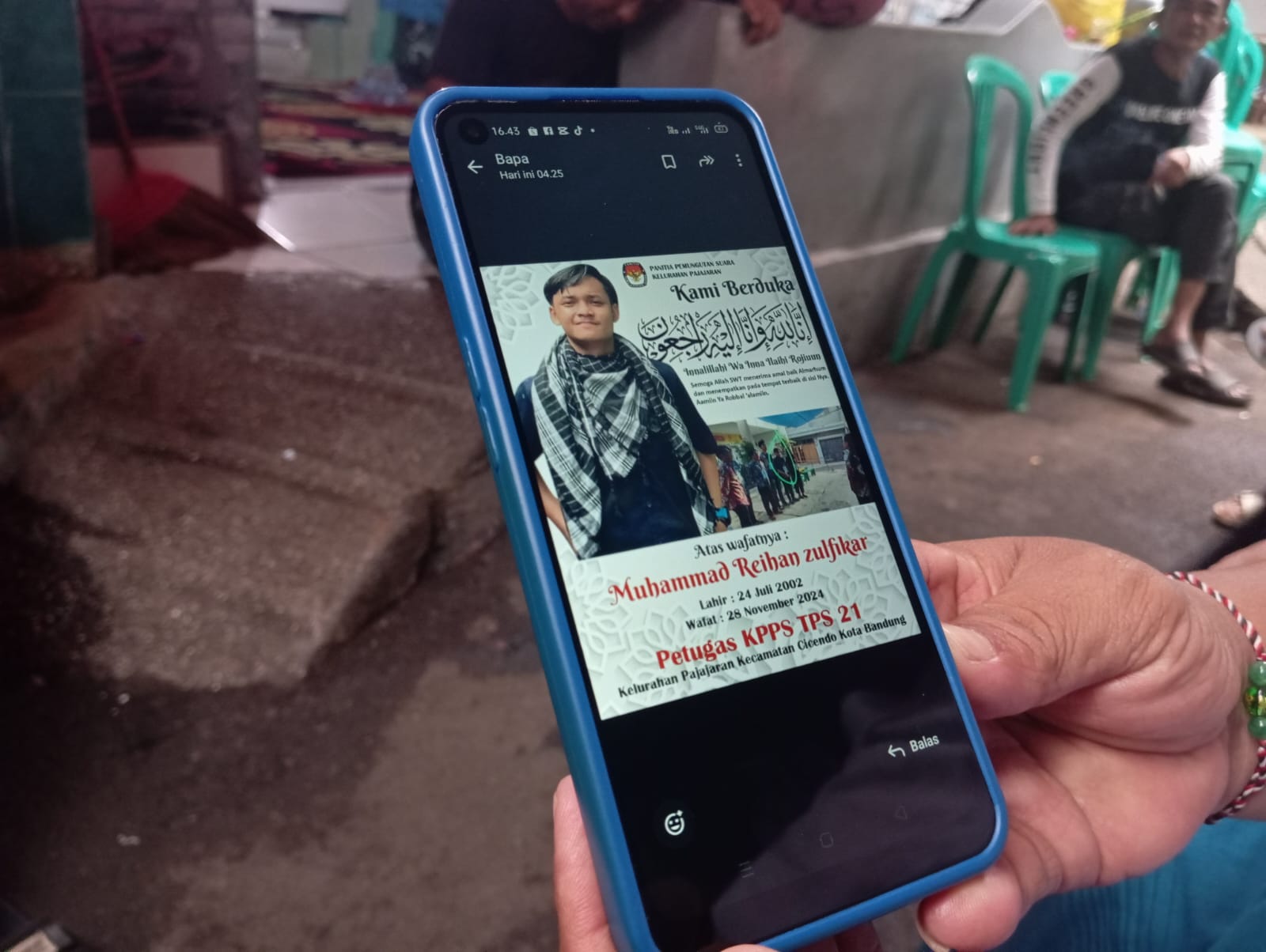 Sudrajat (53), ayah kandung dari Reihan saat menunjukkan foto terbaik mendiang anaknya di rumah duka, Kecamatan Pajajaran, Kelurahan Cicendo, Kota Bandung, pada Jumat (29/11) sore. (NIZAR/JABAR EKSPRES)