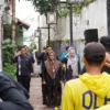 Sekda Kota Bogor, Syarifah Sofiah saat memimpin briefing staf di Gang Roda Suryakencana. (Yudha Prananda / Jabar Ekspres)