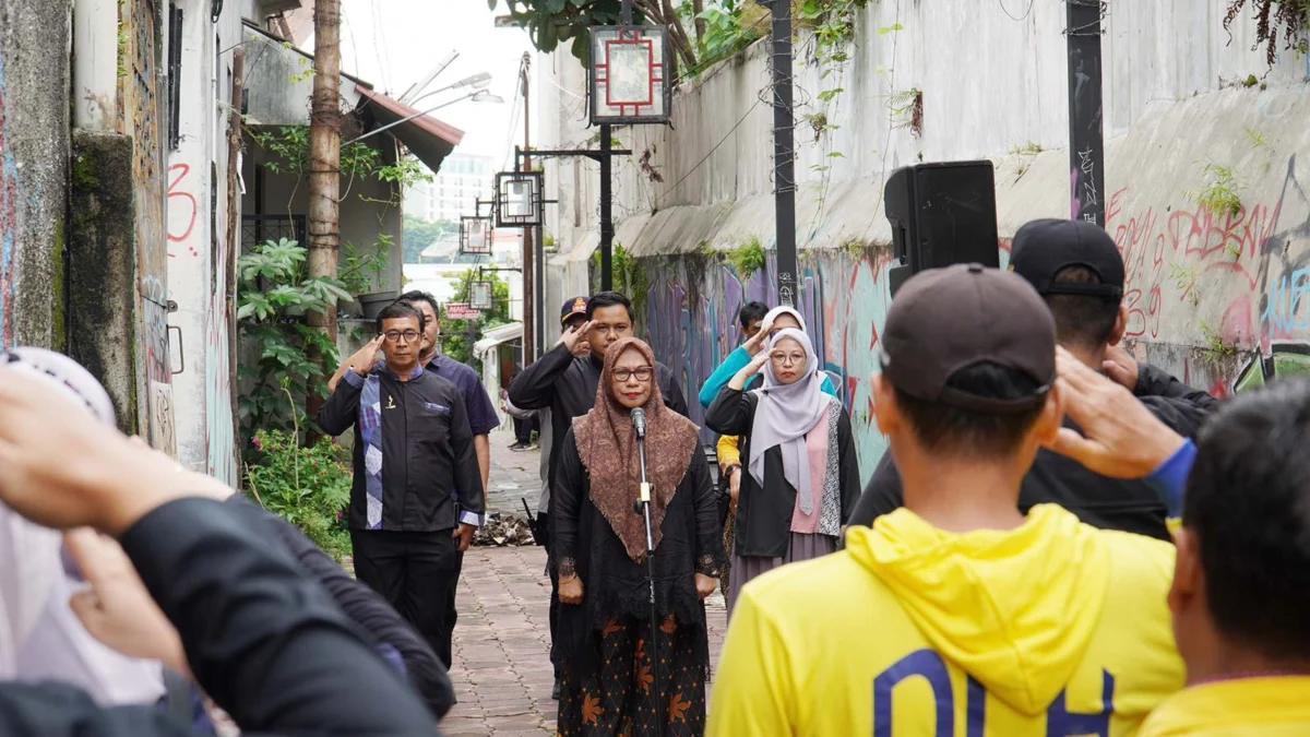 Sekda Kota Bogor, Syarifah Sofiah saat memimpin briefing staf di Gang Roda Suryakencana. (Yudha Prananda / Jabar Ekspres)