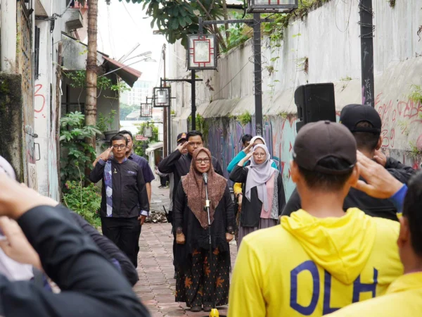 Sekda Kota Bogor, Syarifah Sofiah saat memimpin briefing staf di Gang Roda Suryakencana. (Yudha Prananda / Jabar Ekspres)