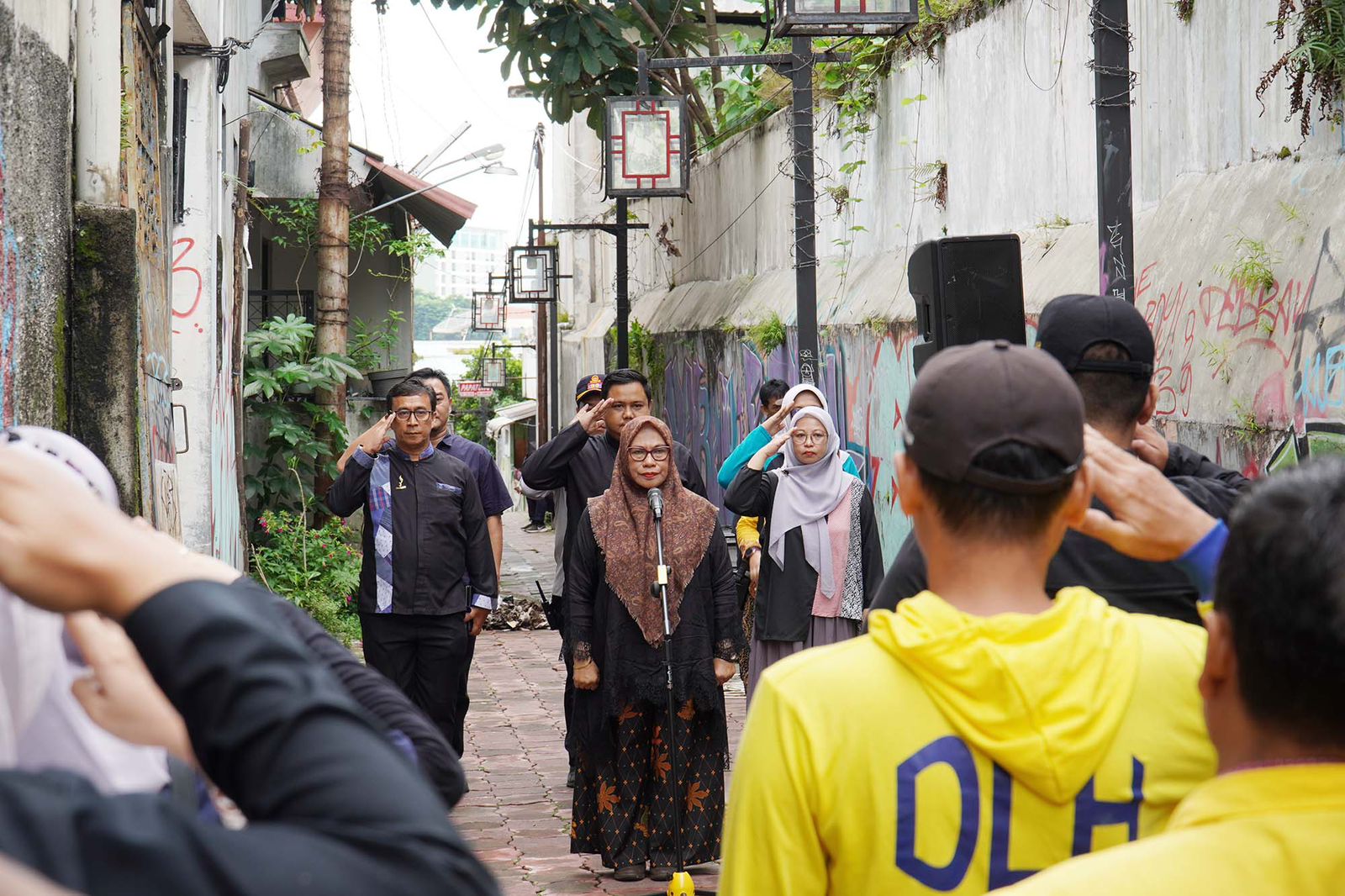 Sekda Kota Bogor, Syarifah Sofiah saat memimpin briefing staf di Gang Roda Suryakencana. (Yudha Prananda / Jabar Ekspres)