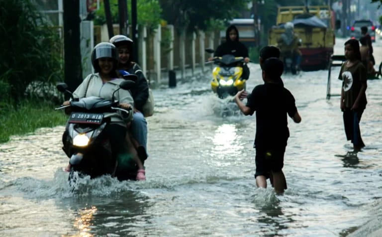 Ist. Banjir jadi salah satu bencana yang kerap kali terjadi di Kota Bandung apabila musim hujan tiba (Dok Jabar Ekspres)