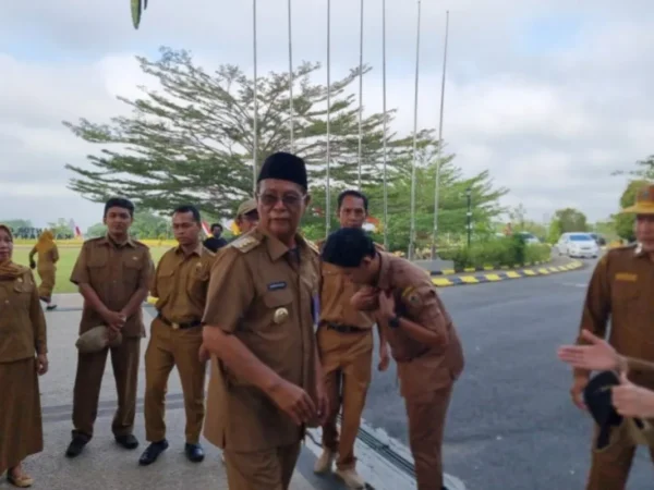 Gubernur Kalsel, Sahbirin Noor usai memimpin apel pagi ASN, di kantor Gubernur Kalsel, Banjarbaru, Senin (11/11/2024). (Foto: ANTARA)