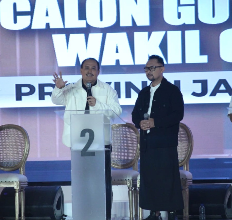 Pasangan Calon Gubernur dan Wakil Gubernur Jabar nomor urut 2, Jeje Wiradinata-Ronal Surapradja menggaungkan program Jabar untuk Semua saat Debat Publik Calon Gubernur dan Wakil Gubernur Jabar di Graha Sanusi, Universitas Padjadjaran, Kota Bandung, Senin, 11 November 2024) malam. 